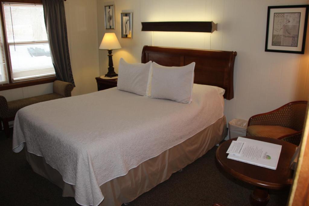 Postel nebo postele na pokoji v ubytování All Seasons Inn