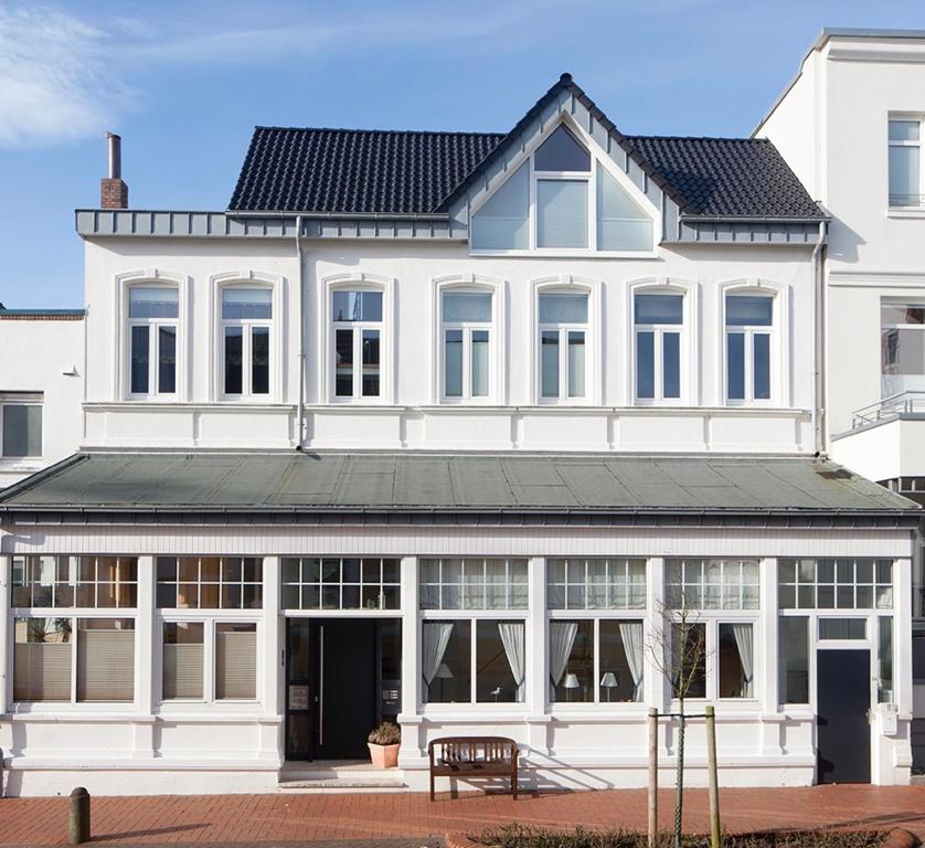 een groot wit gebouw met veel ramen bij Fewo Ada in Norderney