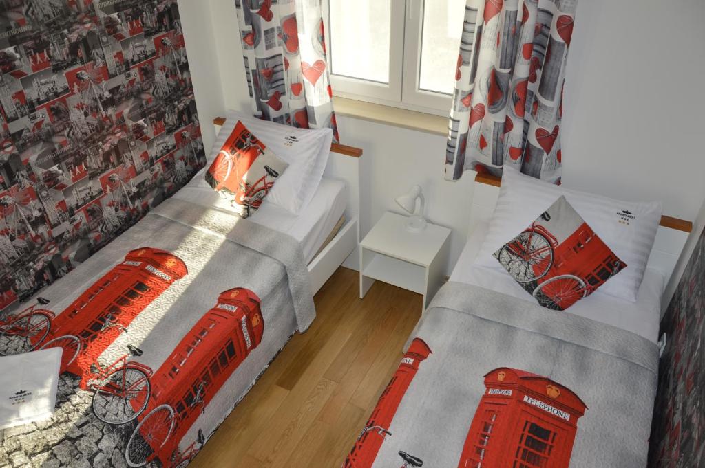 2 camas en una habitación con manta de tren en Apartament M & E, en Vodice