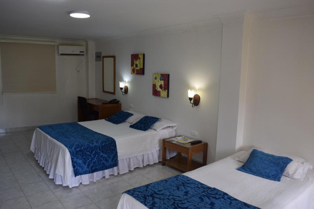 Una cama o camas en una habitación de Hotel Las Victorias Palmira