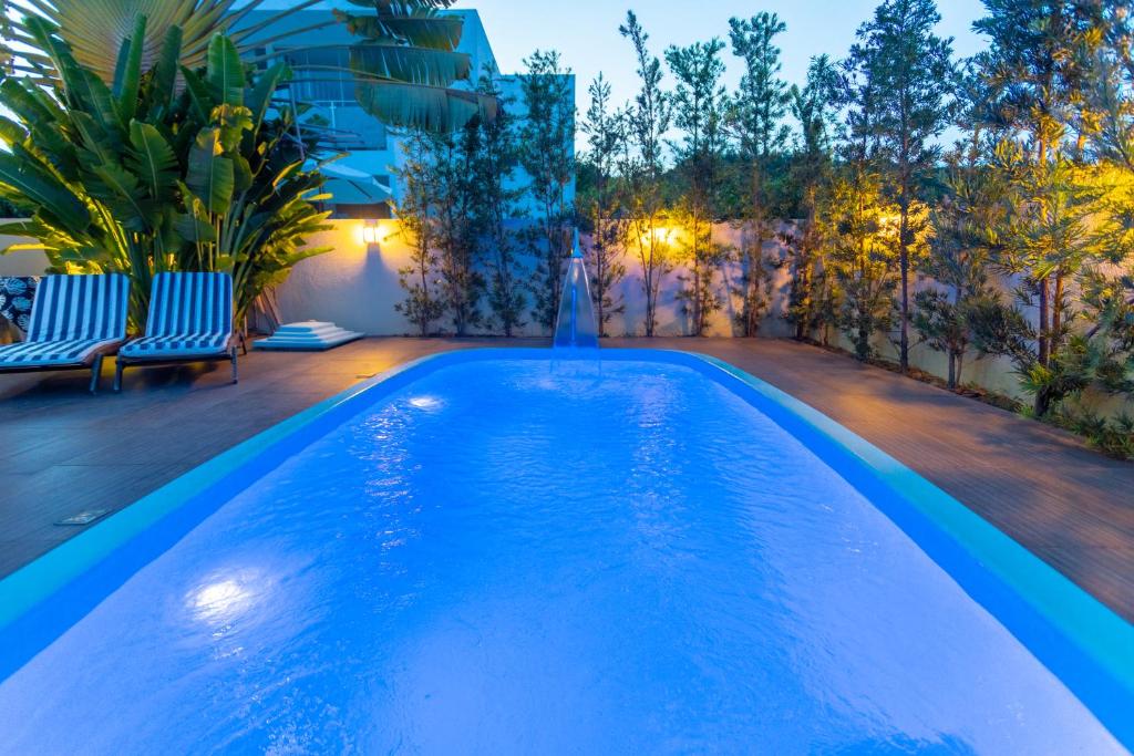 una piscina en el patio trasero de una casa en Casa Hibiscus Beach Club Ipioca Maceió en Maceió