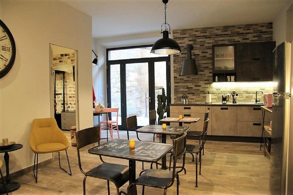 uma cozinha e sala de jantar com mesas e cadeiras em INDUSTRIAL CHIC HOUSE - Private parking em Orvieto