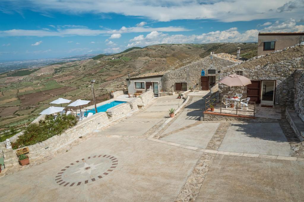 a villa with a pool on top of a mountain at Casa Vacanze al Conservatore in Ragusa