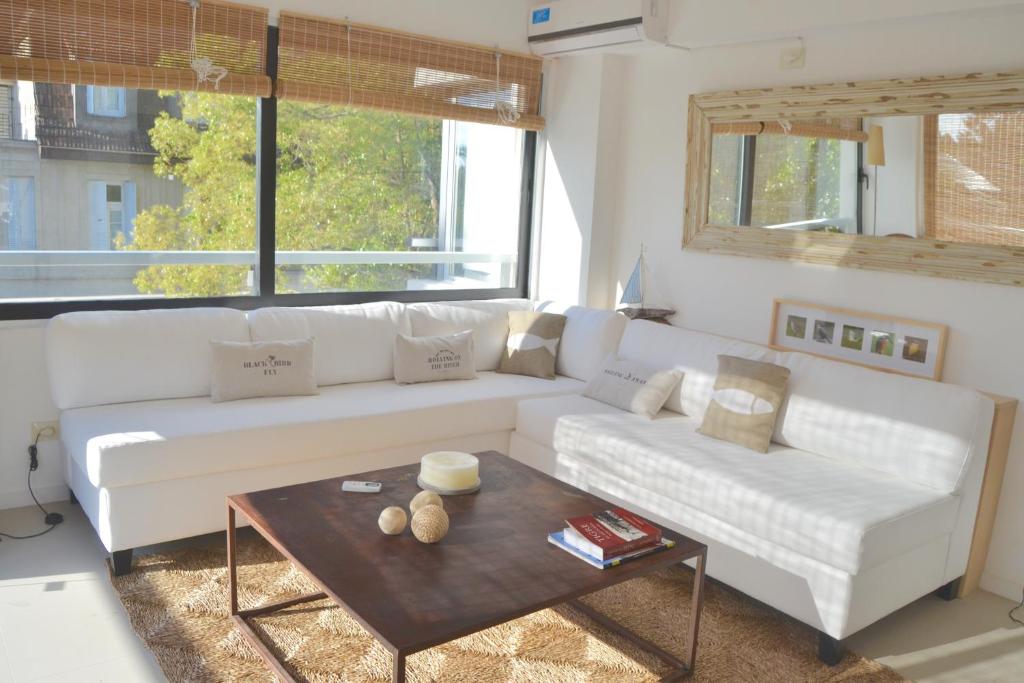 sala de estar con sofá blanco y mesa en Welcome to Tigre en Tigre
