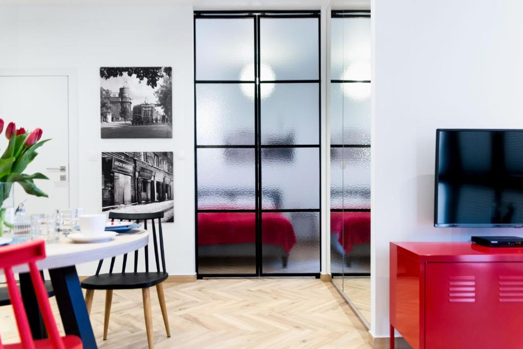 Televízia a/alebo spoločenská miestnosť v ubytovaní apartamenty Stary Kraków GO