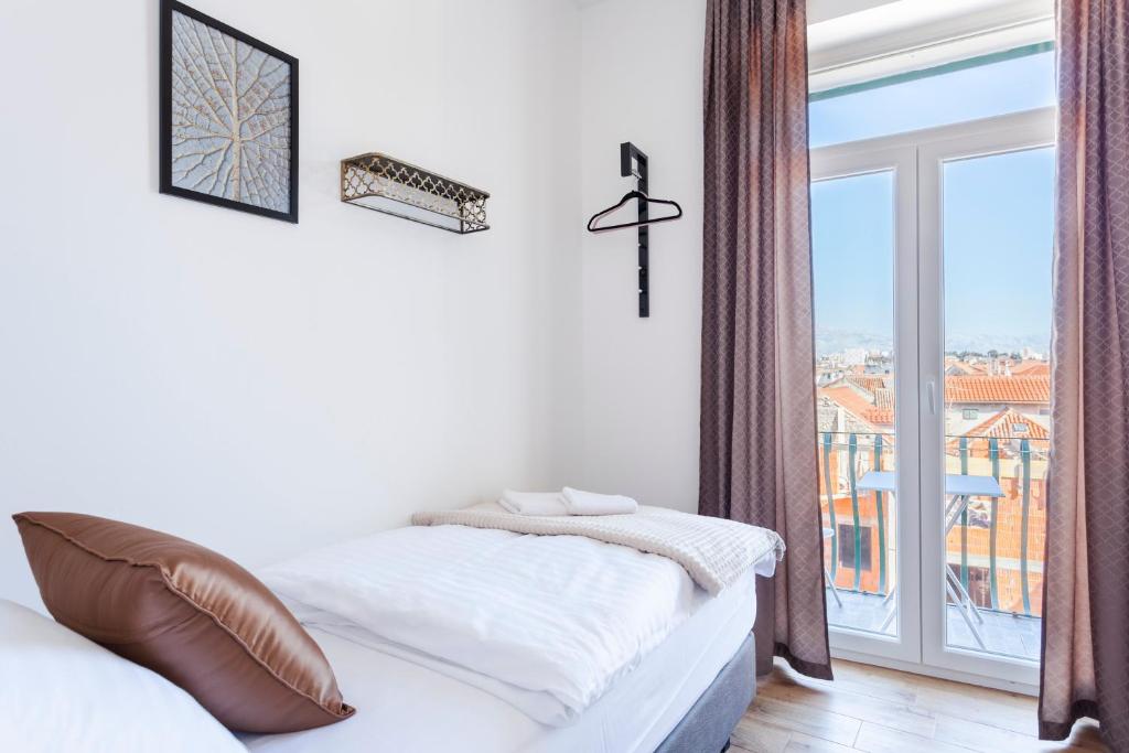 Posteľ alebo postele v izbe v ubytovaní Cozy Apartment Lile in the heart of old town Split