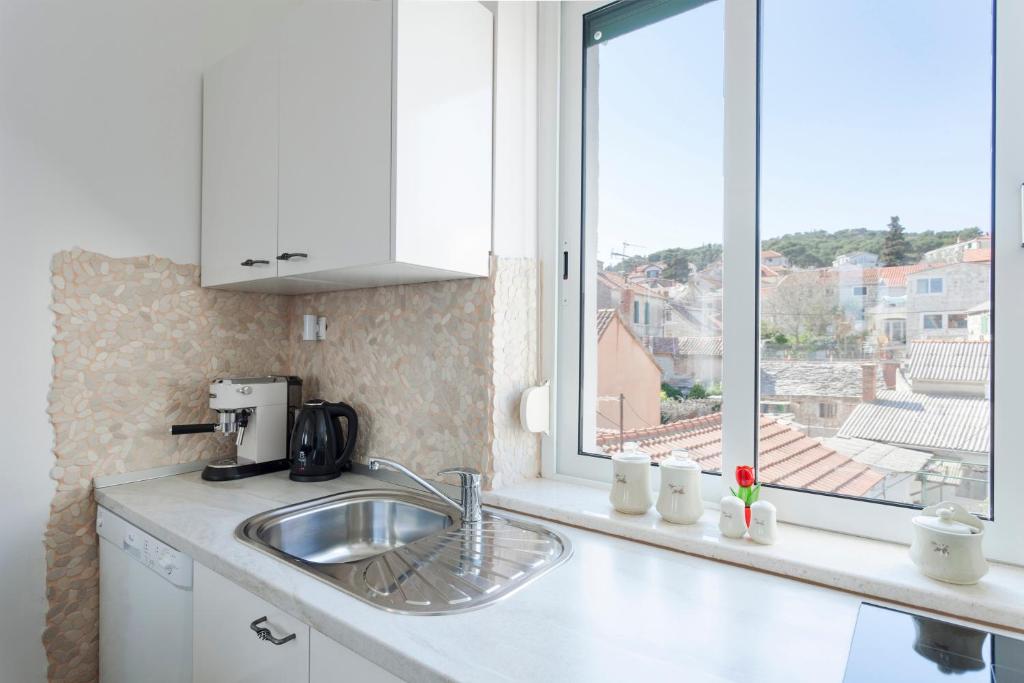 Kuchyňa alebo kuchynka v ubytovaní Cozy Apartment Lile in the heart of old town Split