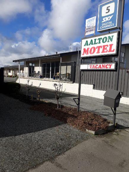 un cartello per un motel di fronte a un edificio di Aalton Motel Temuka a Temuka