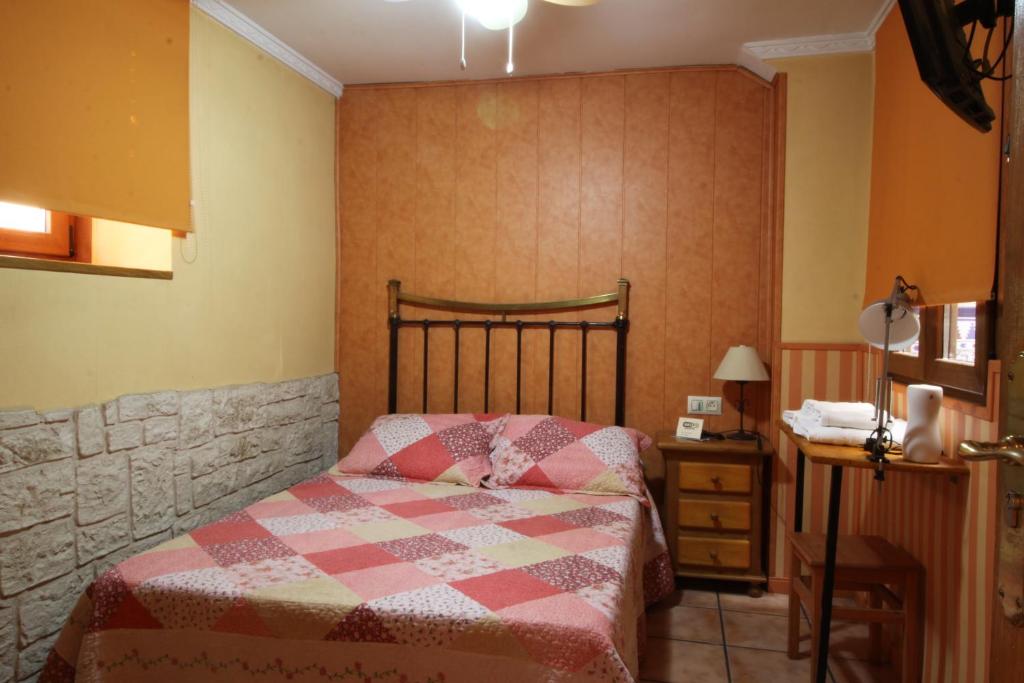 Postel nebo postele na pokoji v ubytování Posada de Peregrinos