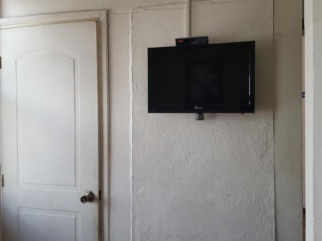 TV a/nebo společenská místnost v ubytování Hostal del Piamonte