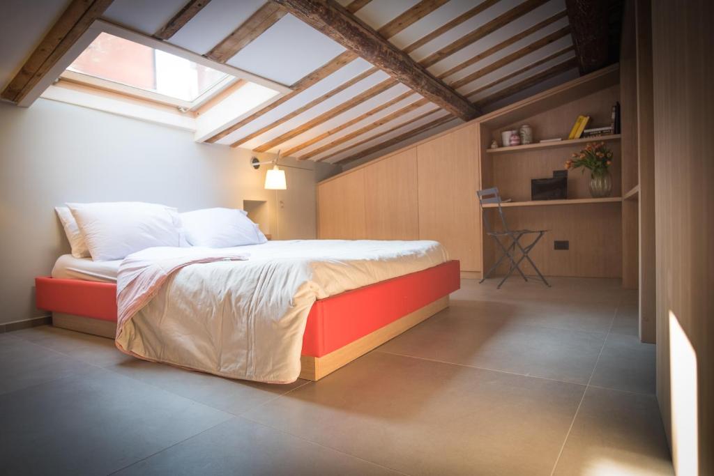 sypialnia z dużym łóżkiem na poddaszu w obiekcie Casa Francesca w Weronie