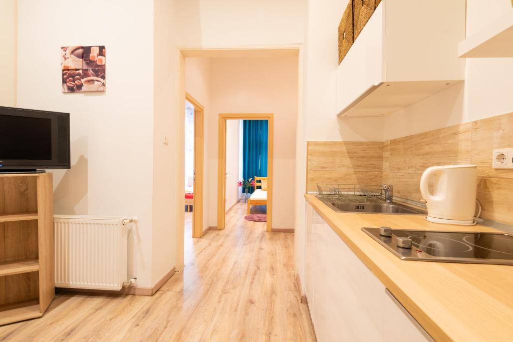 Kuchyňa alebo kuchynka v ubytovaní Standard Apartment by Hi5 - West End Center