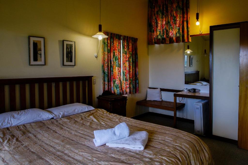 Postel nebo postele na pokoji v ubytování Greenacres Alpine Chalets & Villas