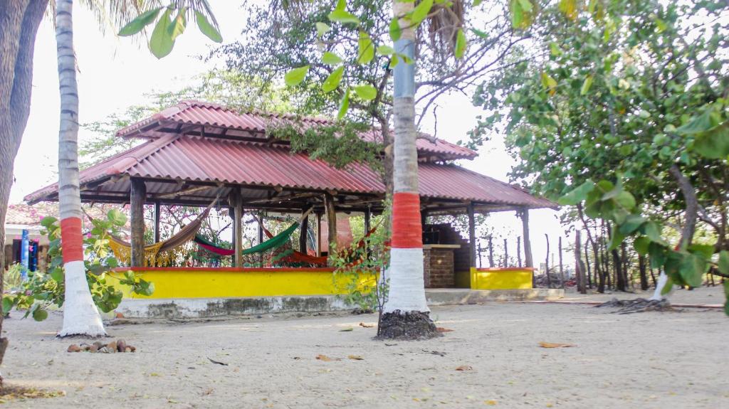 Taman di luar Playa Samara Hostel