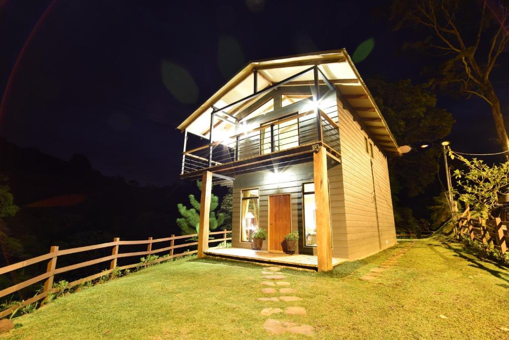 Una casa en una colina por la noche en UNFORGETTABLE PLACE,Monteverde Casa Mia near main attractions and town, en Monteverde