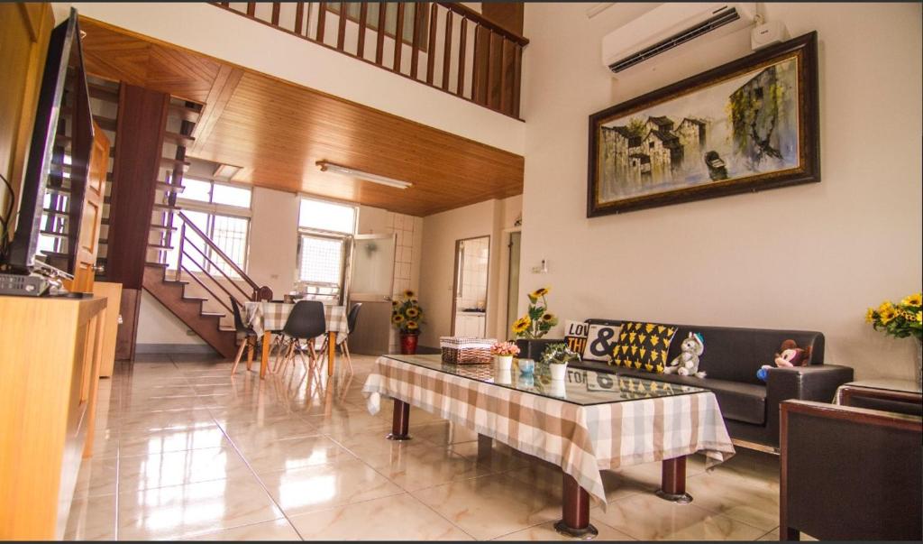uma sala de estar com um sofá e uma mesa em Sunny House I em Guilin
