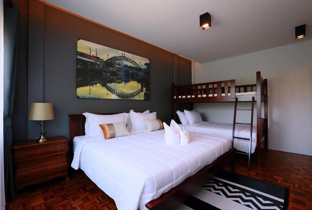 Canvas Family Home - Family Room With Private Bathroom