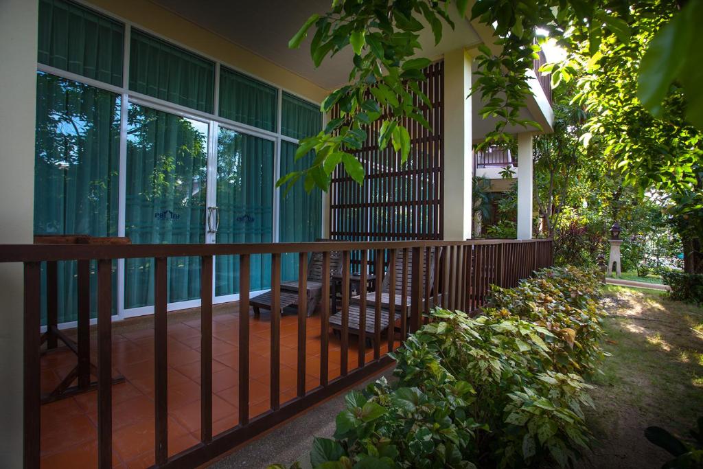 Ein Garten an der Unterkunft Pattra Vill Resort