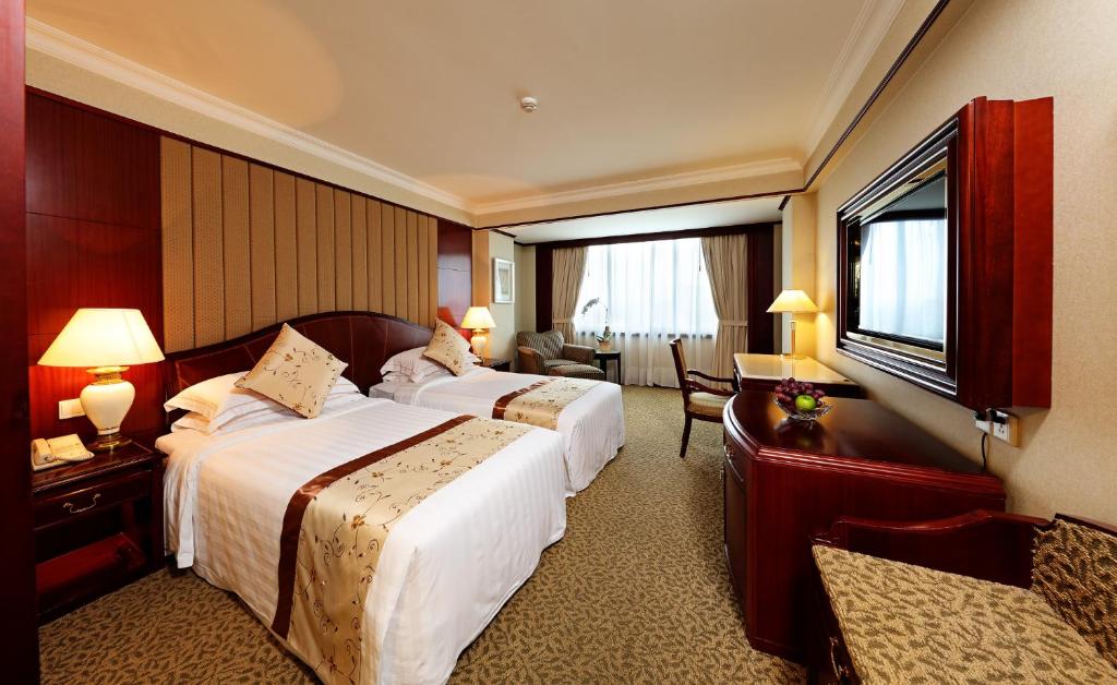 Postel nebo postele na pokoji v ubytování Regal Palace Hotel