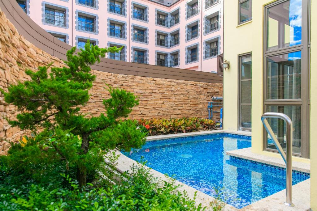 Bazén v ubytování Grand Cosmos Resort Ruisui Hualien nebo v jeho okolí