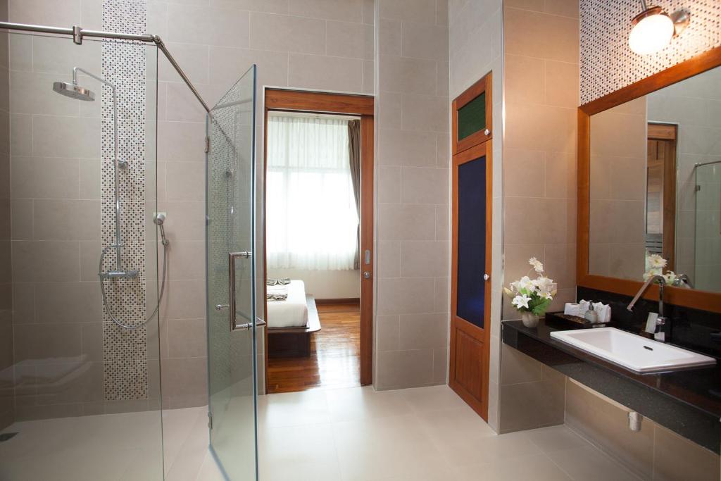 Ein Badezimmer in der Unterkunft Pattra Vill Resort