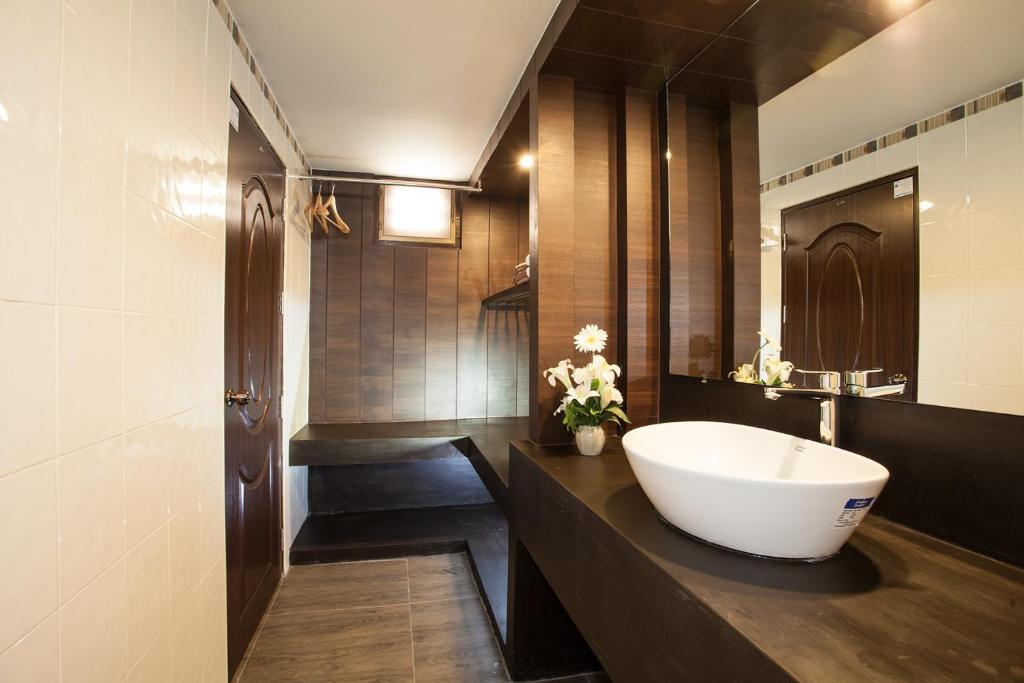 Ein Badezimmer in der Unterkunft Pattra Vill Resort
