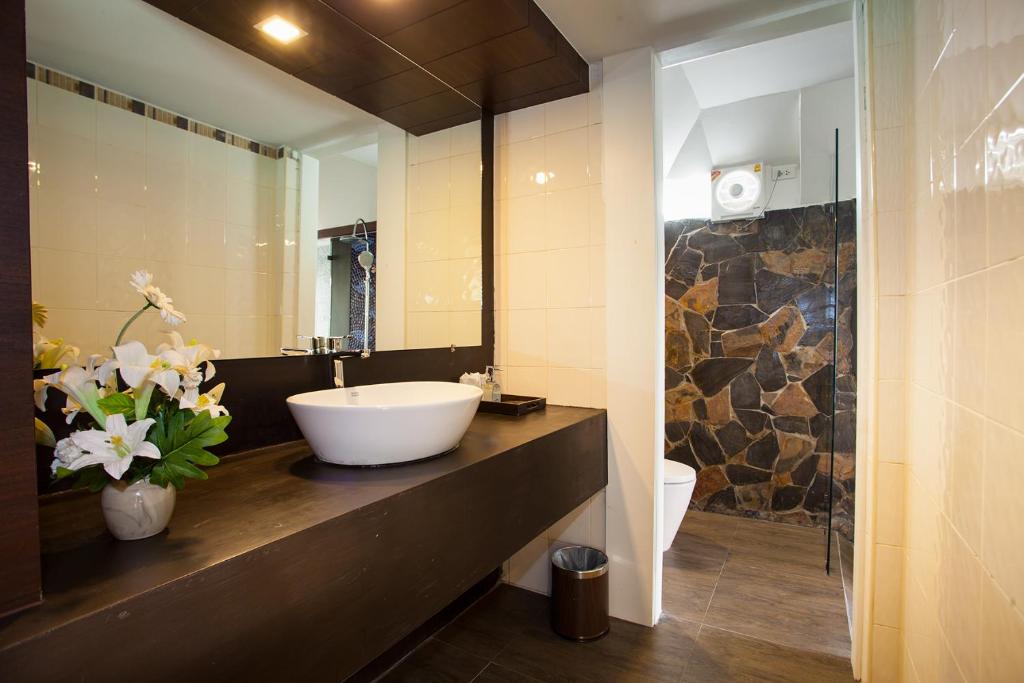 Ein Badezimmer in der Unterkunft Pattra Vill Resort