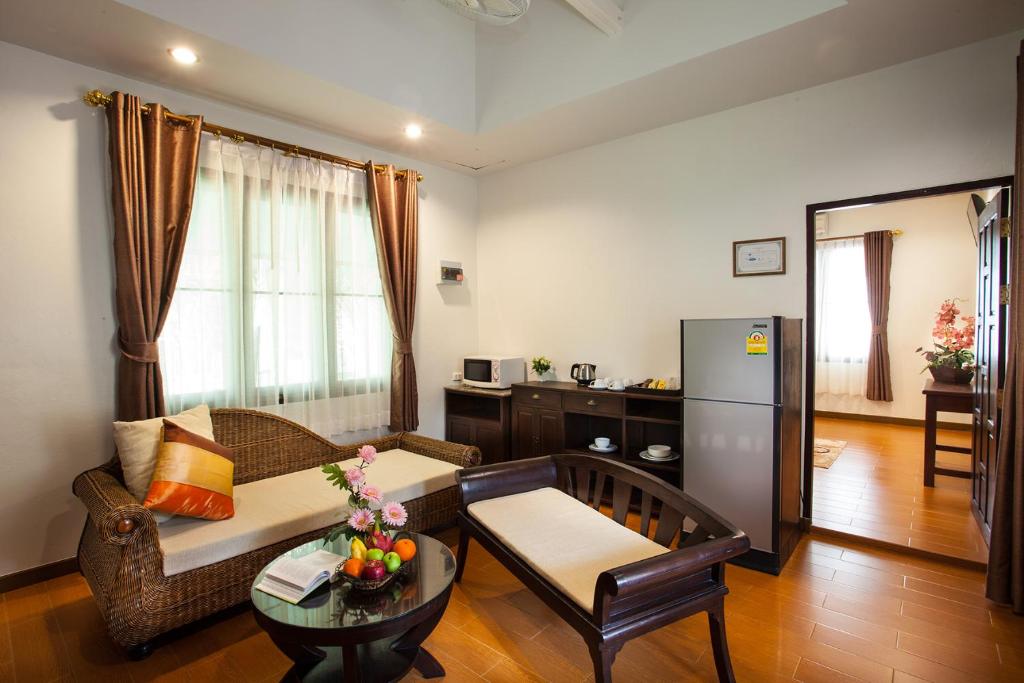 Ein Sitzbereich in der Unterkunft Pattra Vill Resort
