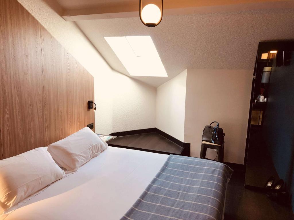 Postel nebo postele na pokoji v ubytování Best Western Bridge Hotel Lyon East