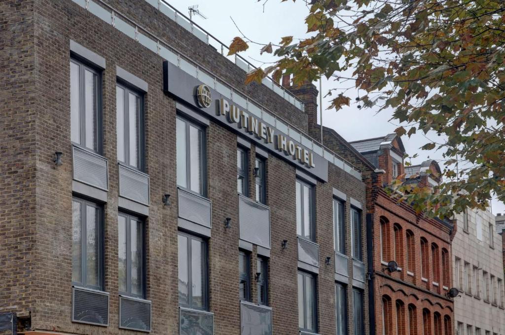 un edificio de ladrillo con un cartel en el costado en Putney Hotel; BW Signature Collection en Londres