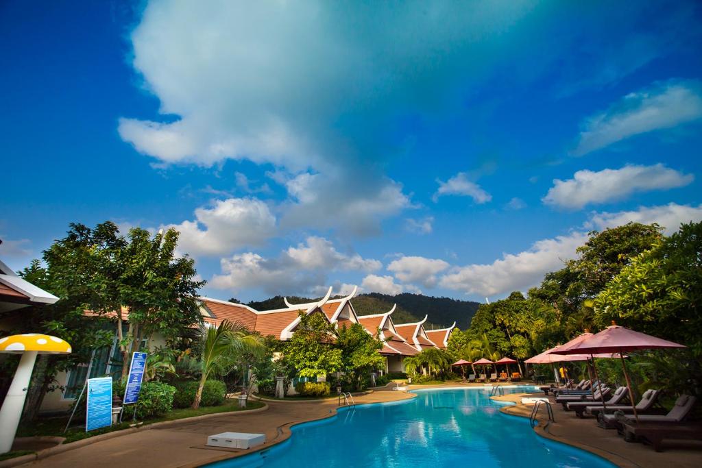 Der Swimmingpool an oder in der Nähe von Pattra Vill Resort