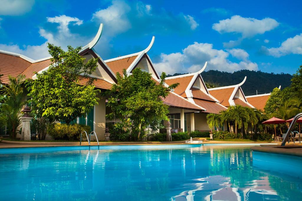 Der Swimmingpool an oder in der Nähe von Pattra Vill Resort