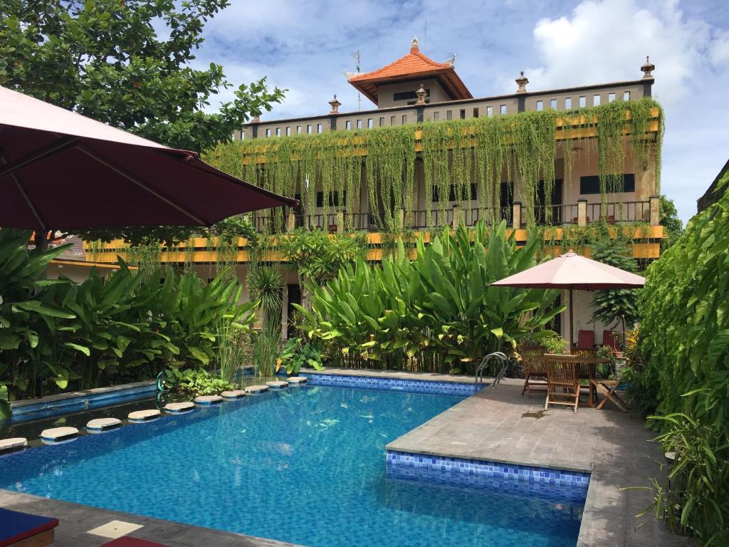 a swimming pool in front of a building at Saka Boutique Hotel in Nusa Penida