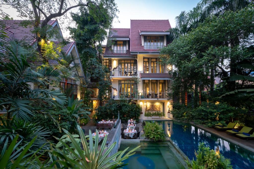un hôtel avec une piscine en face dans l'établissement Ariyasom Villa - SHA Extra Plus, à Bangkok