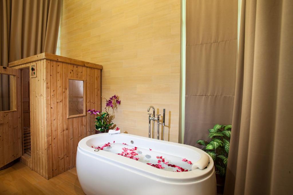 Ein Badezimmer in der Unterkunft Pattra Vill Resort