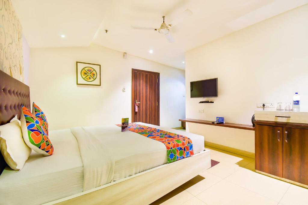 TV a/nebo společenská místnost v ubytování FabHotel Pentagon Next - Bhubaneswar Railway Station