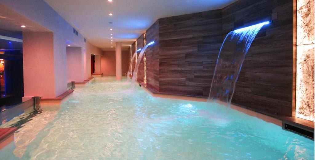Bazén v ubytování Hotel Columbia Wellness & Spa nebo v jeho okolí