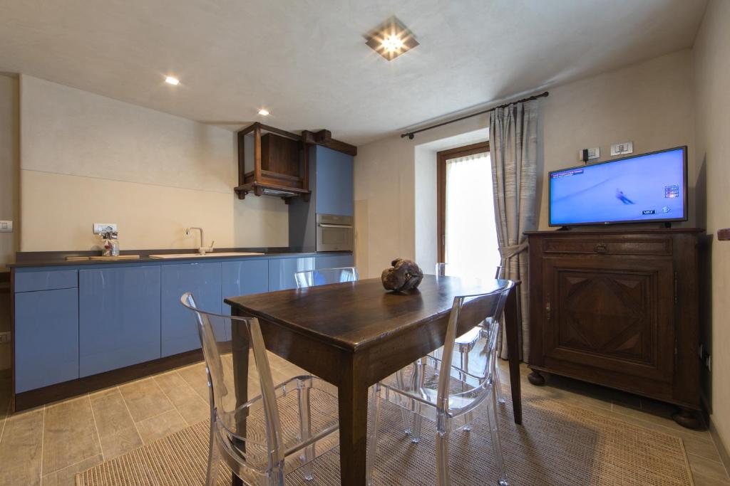 Kuchyň nebo kuchyňský kout v ubytování Maison Lo Triolet