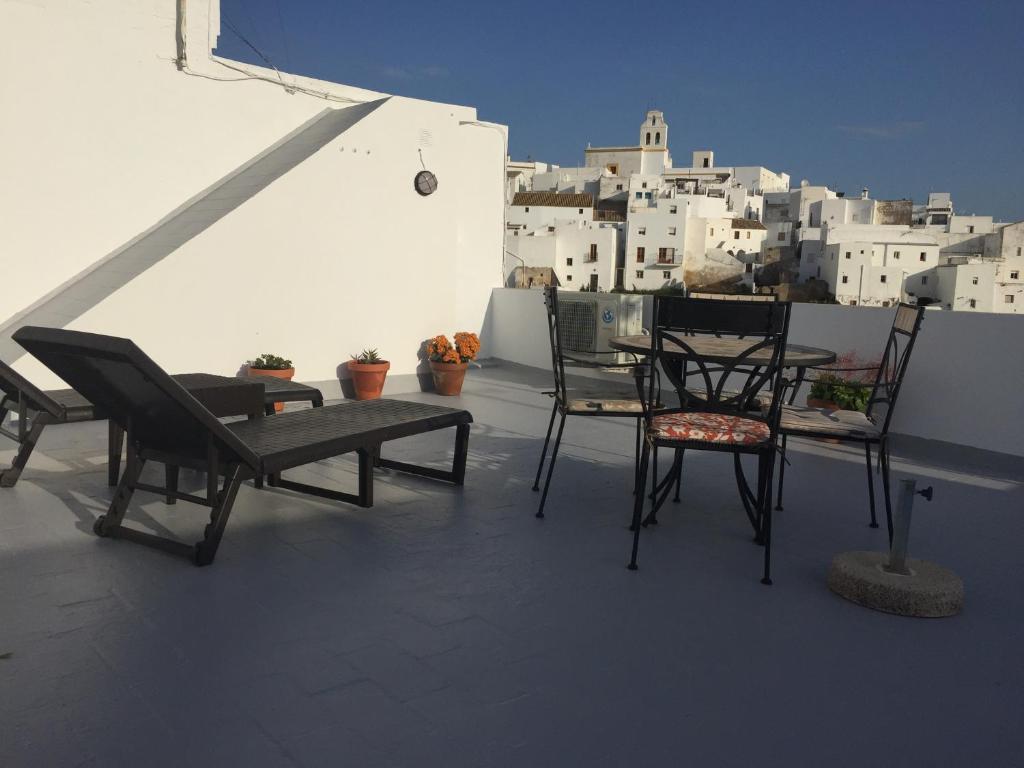 een groep stoelen en tafels op een dak bij Precioso ático en Vejer in Vejer de la Frontera