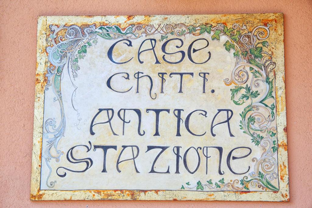 un cartel que dice historia de artista de artesanía en Antica Stazione, en Taormina