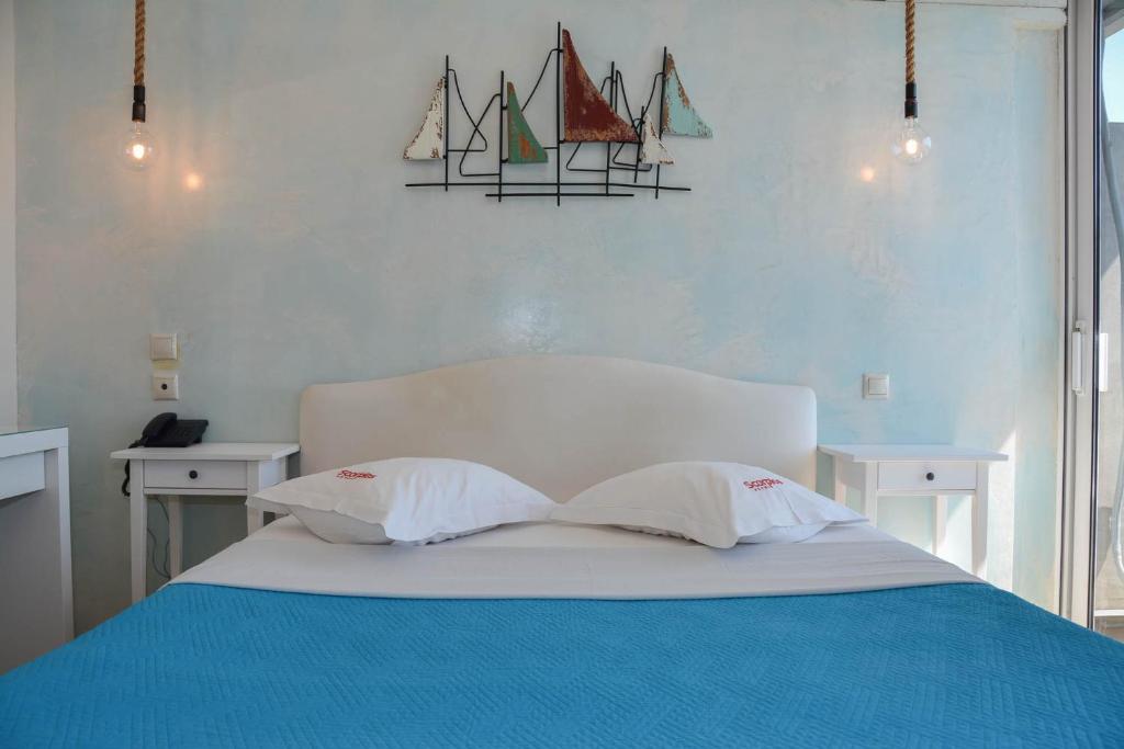 En eller flere senger på et rom på Scorpios Sea Side Hotel