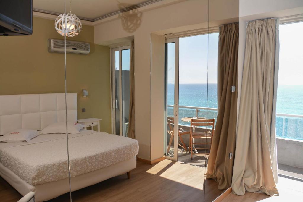 En eller flere senger på et rom på Scorpios Sea Side Hotel