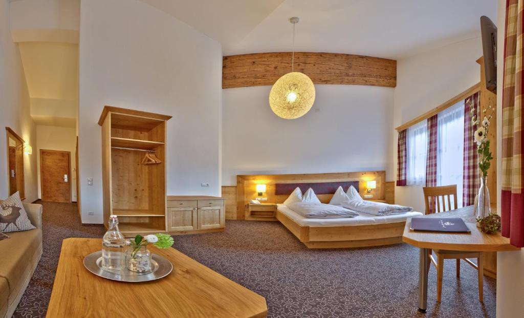 Postel nebo postele na pokoji v ubytování Hotel Salzburgerhof