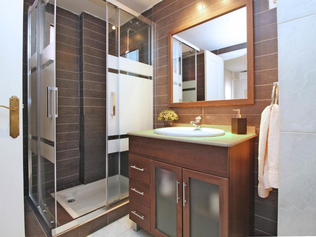 A bathroom at Del parque flats malagueta beach
