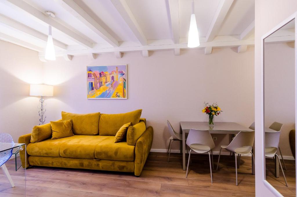 - un salon avec un canapé jaune et une table dans l'établissement Villa Flores, à Dubrovnik