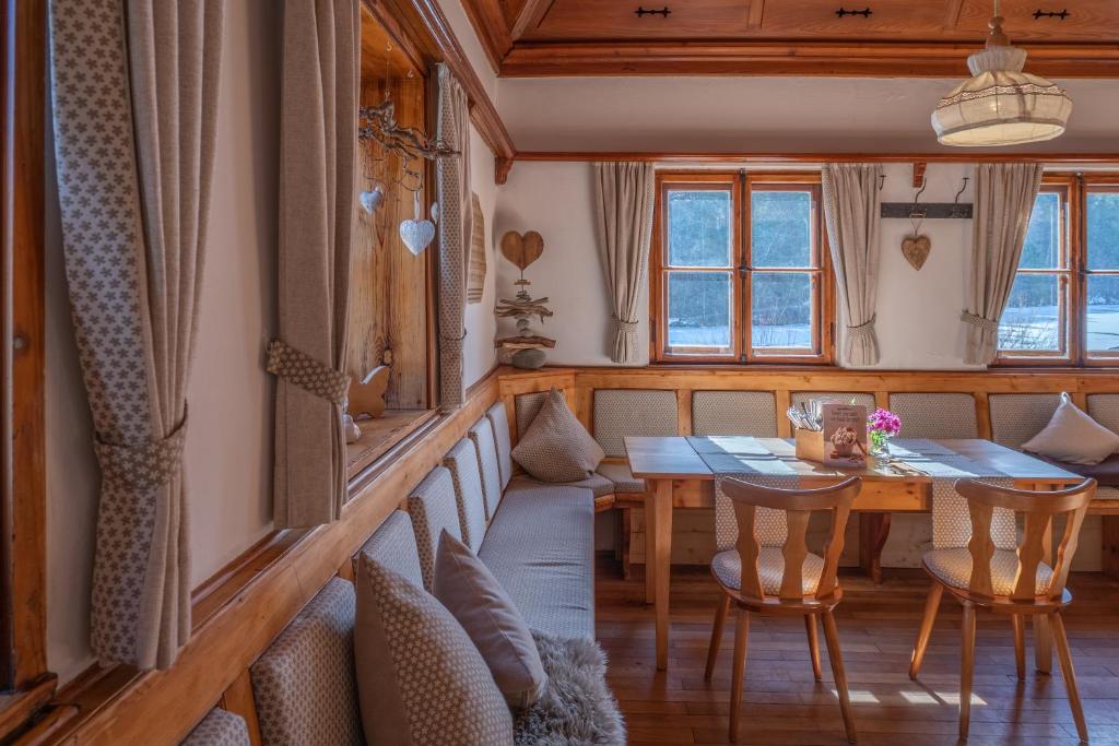 - une salle à manger avec une table et des chaises dans l'établissement Hotel Restaurant Alatsee, à Füssen