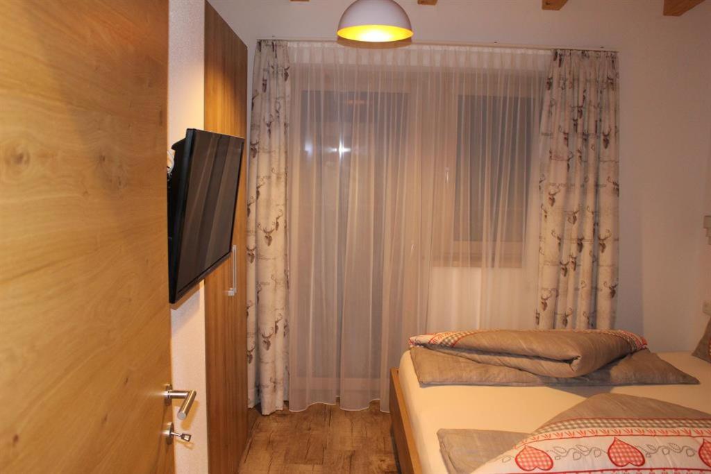 A bed or beds in a room at Alpinjuwel in Hippach