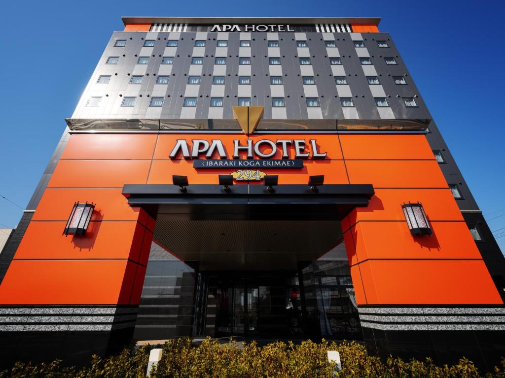 un edificio de hotel con un cartel de hotel en APA Hotel Ibaraki Koga Ekimae, en Koga