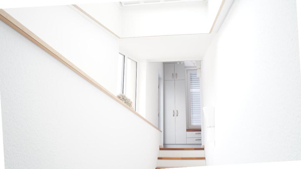 una stanza vuota con pareti e finestre bianche di Einzelnwohnung mit eigenem Eingang a Weingarten
