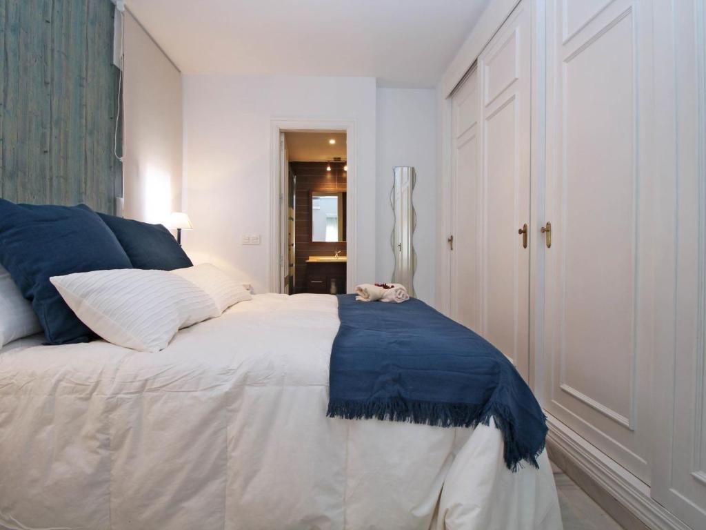 A bed or beds in a room at Del parque flats malagueta beach